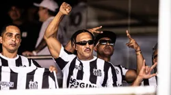 Mano Brown acompanhando o jogo do Santos no Mormbis. Foto: Abner Dourado/AGIF