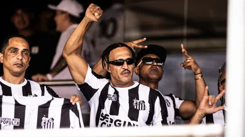 Mano Brown acompanhando o jogo do Santos no Mormbis. Foto: Abner Dourado/AGIF