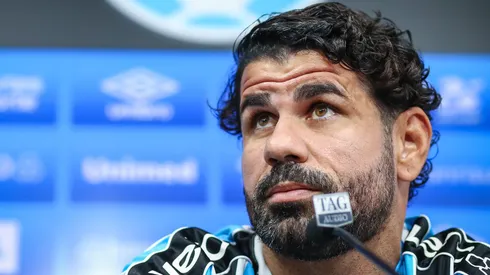 Vice-presidente de futebol Antonio Brum, apresenta o atacante Diego Costa como novo reforço do Gremio para a temporada 2024. FOTO: LUCAS UEBEL/GREMIO FBPA