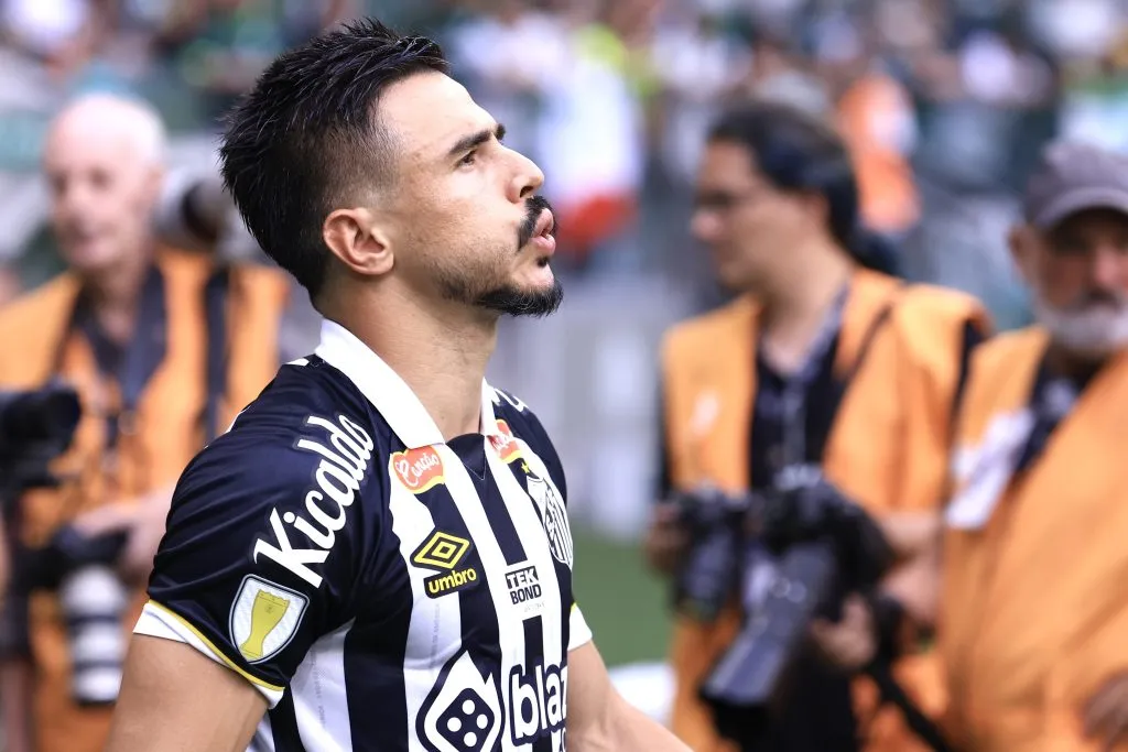 Foto: Marcello Zambrana/AGIF – Willian Bigode será desfalque do Santos contra o São Bernardo