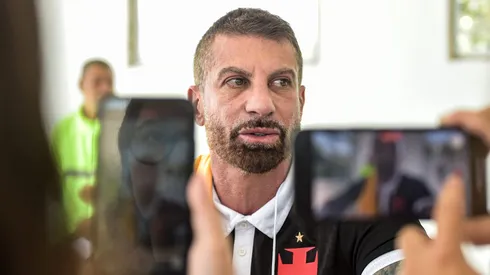 Foto: Thiago Ribeiro/AGIF - Pedrinho no dia da eleição do Vasco