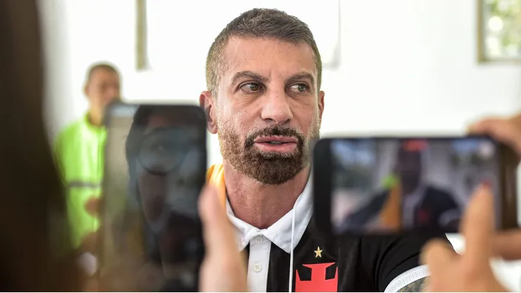 Foto: Thiago Ribeiro/AGIF - Pedrinho no dia da eleição do Vasco