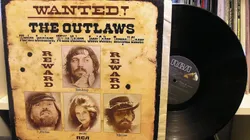 Álbum que continha a música "Good Hearted Woman" (imagem: Amazon)