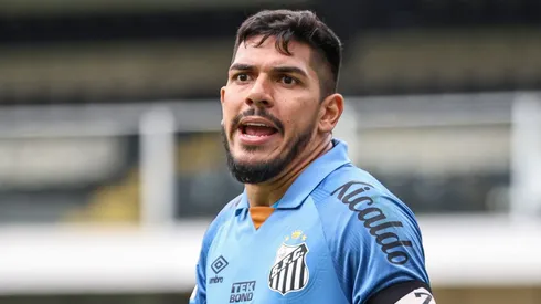 João Paulo estava no elenco que foi rebaixado no Santos - Foto: Fernanda Luz/AGIF.