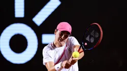 O tenista brasileiro João Fonseca em ação contra Cristian Garín no Rio Open: participação do jovem já é histórica (Foto: Buda Mendes/Getty Images)