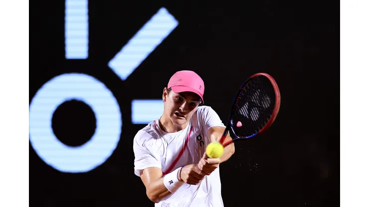 O tenista brasileiro João Fonseca em ação contra Cristian Garín no Rio Open: participação do jovem já é histórica (Foto: Buda Mendes/Getty Images)
