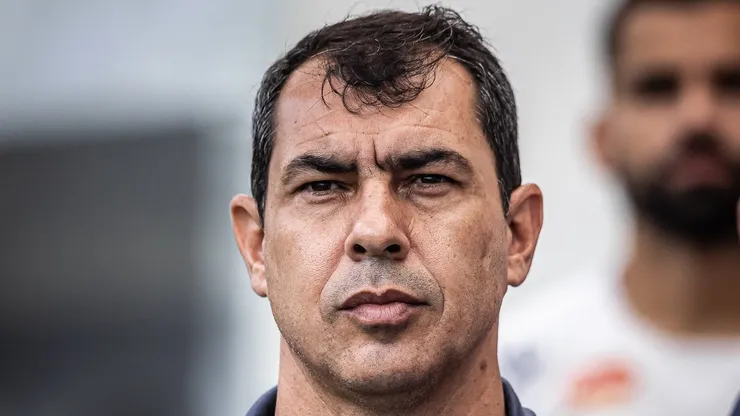 Fábio Carille vem analisando o elenco com cautela em busca da formação ideal