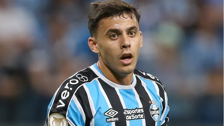 Foto: Pedro H. Tesch/AGIF - Carballo pelo Grêmio no Campeonato Brasileiro de 2023