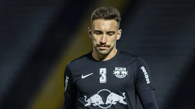 A prioridade do Flamengo é a contratação de um zagueiro e Léo Ortiz pode acabar virando passado