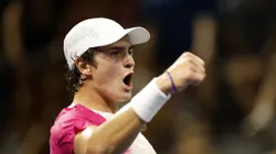 O brasileiro João Fonseca em quadra no US Open, em setembro de 2023 (Foto: by Sarah Stier/Getty Images)