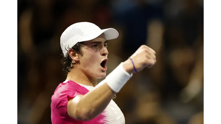 O brasileiro João Fonseca em quadra no US Open, em setembro de 2023 (Foto: by Sarah Stier/Getty Images)