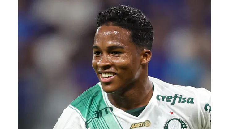 MG - BELO HORIZONTE - 06/12/2023 - BRASILEIRO A 2023, CRUZEIRO X PALMEIRAS - Endrick jogador do Palmeiras comemora seu gol durante partida contra o Cruzeiro no estadio Mineirao pelo campeonato Brasileiro A 2023. Foto: Gilson Lobo/AGIF