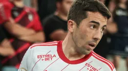 Carlos de Pena jogador do Internacional durante partida contra o Athletico-PR no estadio Arena da Baixada pelo campeonato Brasileiro A 2023. Ele foi alvo do Corinthians