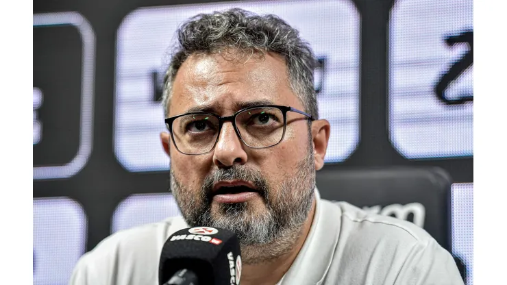 Mattos, do Vasco, tentou, mas o Cruzeiro levou a melhor Foto: Thiago Ribeiro/AGIF