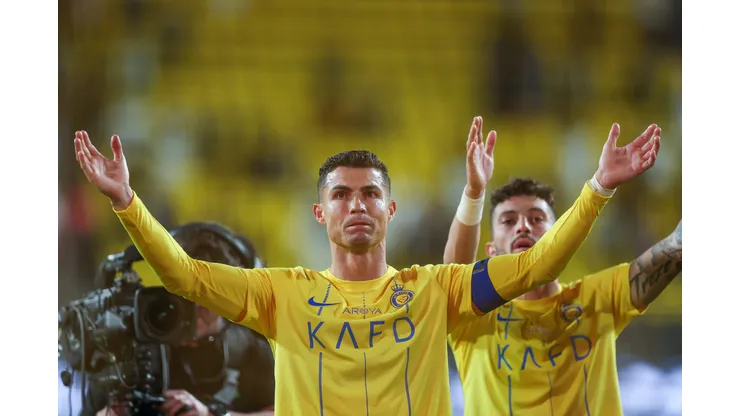 Cristiano Ronaldo comemora com companheiros após vitória do Al-Nassr na Liga Saudita, diante do Al-Fateh (Foto: Yasser Bakhsh/Getty Images)