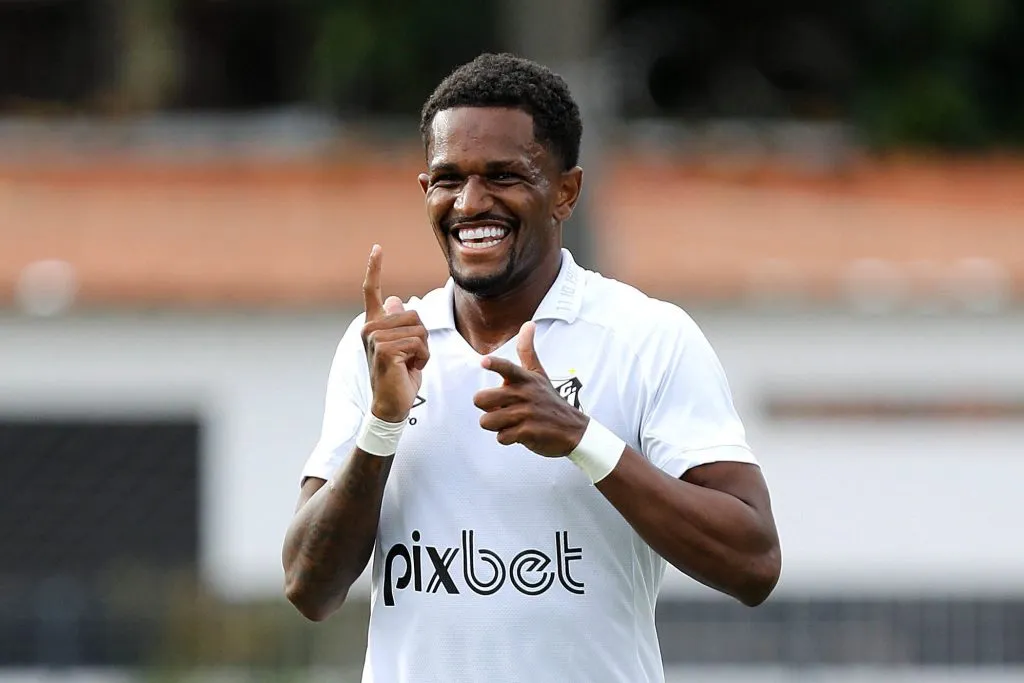 Renyer com a camisa santista – Foto: Pedro Ernesto Guerra Azevedo/Santos FC