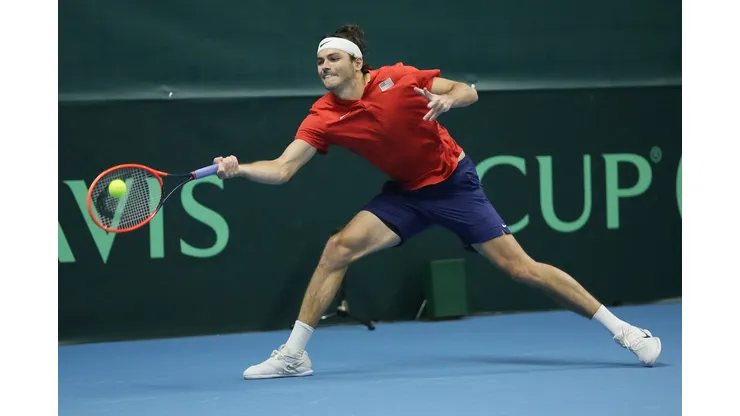 Taylor Fritz disputa partida pelos Estados Unidos contra a Ucrânia na Copa Davis, disputada em Vilnius, na Lituânia (Foto: Tim Ireland/Getty Images for ITF)