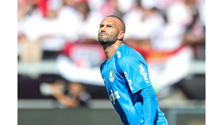 MG - BELO HORIZONTE - 04/02/2024 - SUPERCOPA 2024, PALMEIRAS X SAO PAULO - Weverton jogador do Palmeiras durante aquecimento antes da partida contra o Sao Paulo no estadio Mineirao pelo campeonato Supercopa 2024. Foto: Gilson Lobo/AGIF