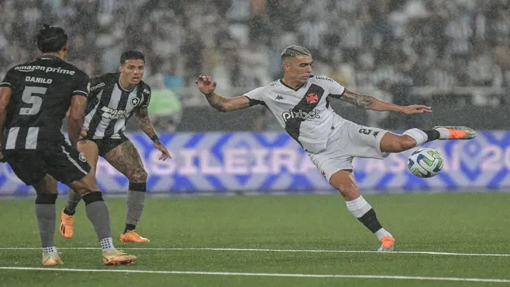 Foto: Thiago Ribeiro/AGIF - Botafogo e Vasco duelam pelo Campeonato Brasileiro de 2023