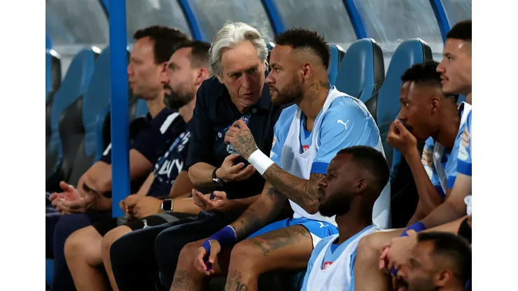Jorge Jesus e Neymar conversam durante jogo do Al-Hilal. Foto: Yasser Bakhsh/Getty Images.