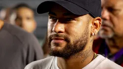 Foto: Leonardo Lima/AGIF - Neymar torcendo para o Santos em partida na Vila Belmiro