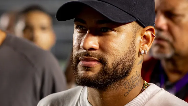 Foto: Leonardo Lima/AGIF - Neymar torcendo para o Santos em partida na Vila Belmiro