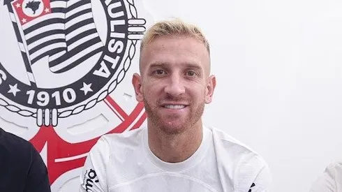 Pedro Henrique no momento da assinatura do contrato. Foto: Rodrigo Coca.