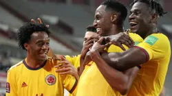 Yerry Mina (jogador abraçado) comemora gol junto de Cuadrado e demais da seleção da Colômbia - Foto: Martin Mejia - Pool/Getty Images