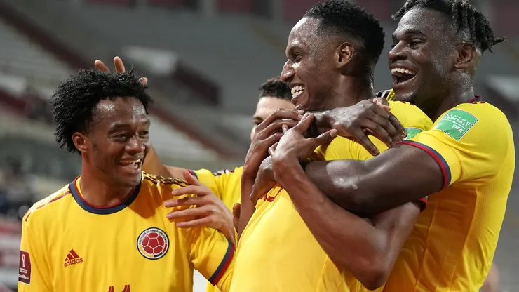 Yerry Mina (jogador abraçado) comemora gol junto de Cuadrado e demais da seleção da Colômbia - Foto: Martin Mejia - Pool/Getty Images