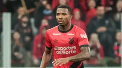 Cacá está apalavrado com o Corinthians, mas Cuca pode atrapalhar seus planos - Foto: Robson Mafra/AGIF