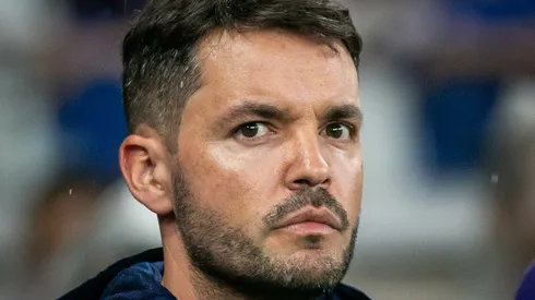 Larcamón comandou a Raposa apenas pela quinta vez. Foto: Fernando Moreno/AGIF