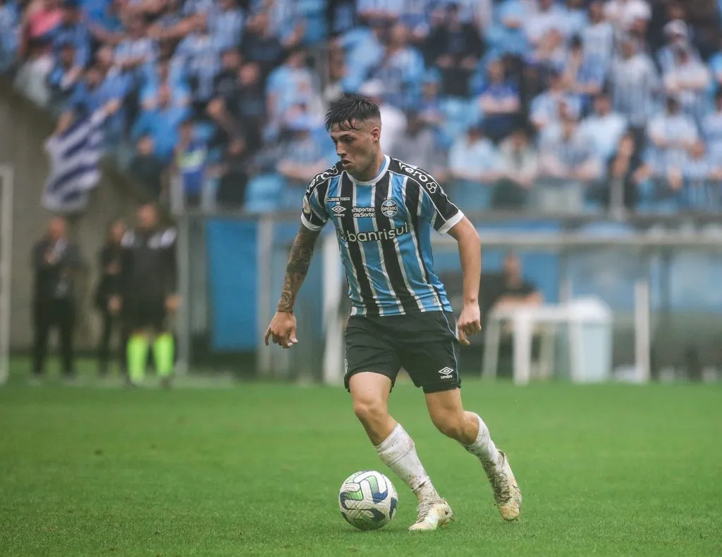 BA – PORTO ALEGRE – 12/11/2023 – BRASILEIRO A 2023, GREMIO X CORINTHIANS – Lucas Besozzi jogador do Gremio durante partida contra o Corinthians no estadio Arena do Gremio pelo campeonato Brasileiro A 2023. Foto: Giancarlo Santorum/AGIF