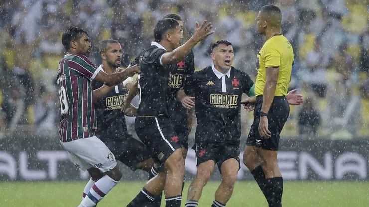 Clássico foi muito polêmico por conta da arbitragem. Foto: Alexandre Loureiro/AGIF