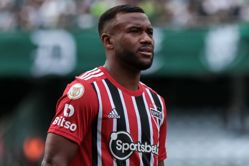 Fora dos planos de Carpini, volante Luan ficou de fora da relação do SPFC para sequência do Paulistão – Foto: Robson Mafra/AGIF