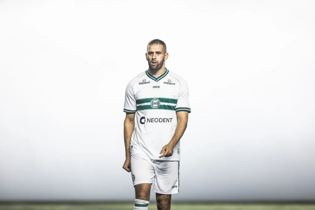 Slimani passou rapidamente pelo Coritiba. Foto: Abner Dourado/AGIF