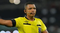 Foto: Thiago Ribeiro/AGIF - O árbitro Bruno Mota Correia em partida no Campeonato Carioca