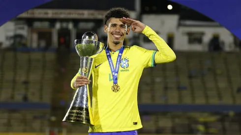 Da Mata, zagueiro do Grêmio, comemorando título pela Seleção Brasileira Sub-17 - Foto: Rafael Ribeiro/CBF