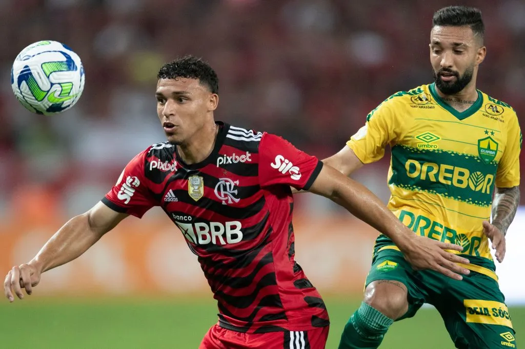 Clayson disputa lance com Victor Hugo jogador do Flamengo durante partida no estadio Arena Pantanal pelo campeonato Brasileiro A 2023. Foto: Gil Gomes/AGIF