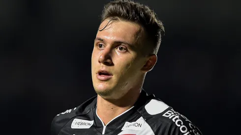 Foto: Thiago Ribeiro/AGIF - Lucas Piton pelo Vasco em partida no Campeonato Carioca de 2023