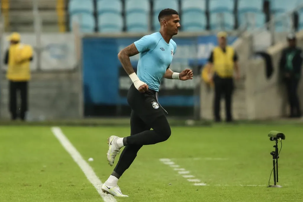 RS – PORTO ALEGRE – 27/04/2023 – COPA DO BRASIL 2023, GREMIO X ABC – Adriel goleiro do Gremio deixa o campo apos partida contra o ABC no estadio Arena do Gremio pelo campeonato Copa do Brasil 2023. Foto: Pedro H. Tesch/AGIF