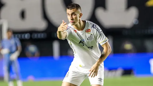 João Schmidt jogador do Santos durante partida contra o Corinthians no estadio Vila Belmiro pelo campeonato Paulista 2024. Foto: Reinaldo Campos/AGIF