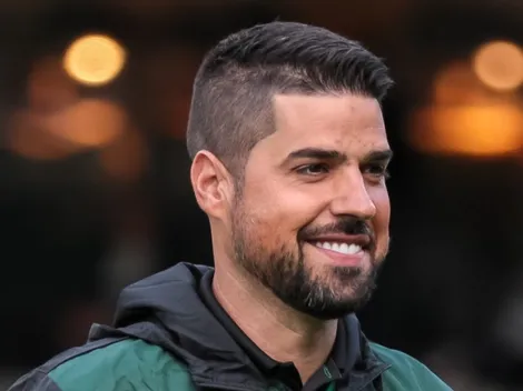 Trio vai pegar um avião e António Oliveira tem novidades no Corinthians