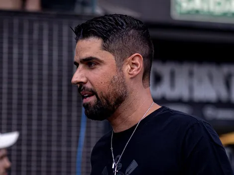 Pedido de António Oliveira: contratação de lateral-esquerdo tem notícia vazada no Corinthians