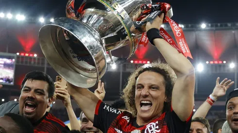 David luiz com a taça da Copa do Brasil. Contrato vai até dezembro deste ano