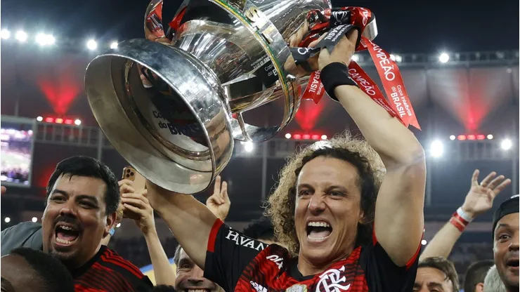 David luiz com a taça da Copa do Brasil. Contrato vai até dezembro deste ano