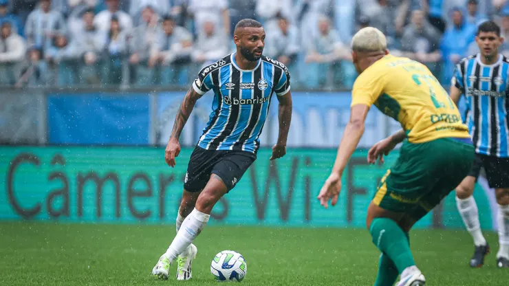 João Pedro não vive bom momento no Grêmio. Foto: Maxi Franzoi/AGIF