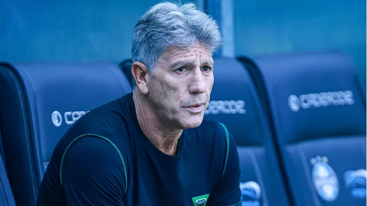 Renato sai em defesa de meio-campista do Grêmio. Foto: Maxi Franzoi/AGIF