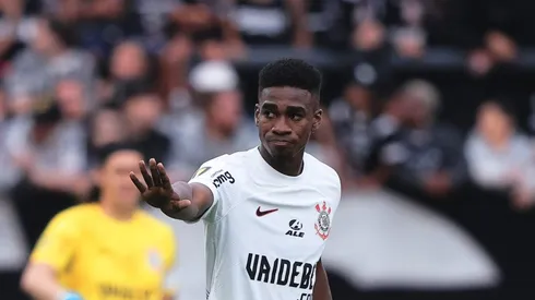 Félix Torres não vem tendo um bom rendimento. Foto: Ettore Chiereguini/AGIF