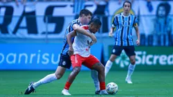 Kannemann jogador do Gremio disputa lance com Gabrielzinho jogador do Sao Luiz-RS durante partida no estadio Arena do Gremio pelo campeonato Gaucho 2024. Foto: Maxi Franzoi/AGIF