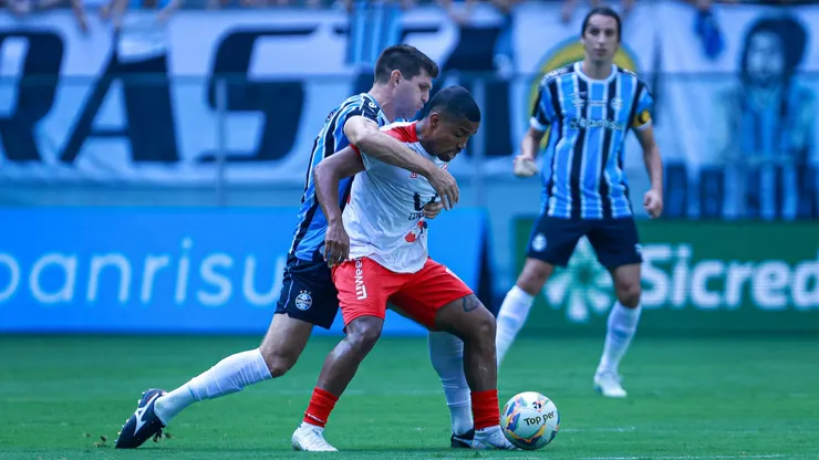 Kannemann jogador do Gremio disputa lance com Gabrielzinho jogador do Sao Luiz-RS durante partida no estadio Arena do Gremio pelo campeonato Gaucho 2024. Foto: Maxi Franzoi/AGIF
